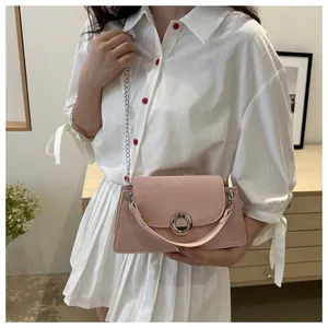 Sac bandoulière en daim rose avec grande boucle argentée ronde et détail de chaîne fine