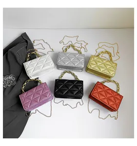 Seis bolsos bandolera acolchados de acrílico en varios colores con asas de cadena dorada