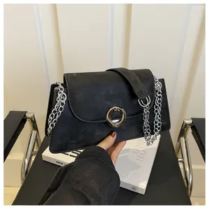 Gros plan détaillé d'un sac à chaîne noir minimaliste avec boucle anneau argenté
