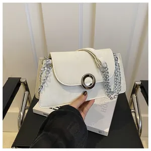 Détail du sac bandoulière blanc crème avec anneau en métal argenté et bandoulière chaîne