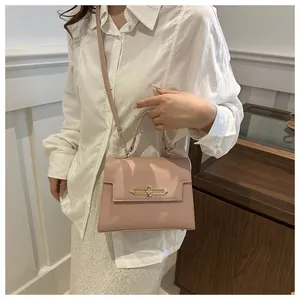 Détail du sac en cuir PU beige avec fermoir doré et poignée supérieure élégante