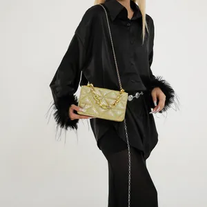 Bolso de hombro con lentejuelas doradas con diseño acolchado y correas de cadena