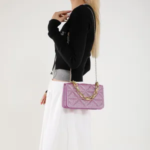 Bolso bandolera de acrílico con lentejuelas rosa brillante y cadena de oro elegante