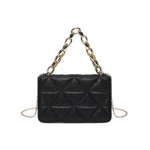 Bolso de mano moderno de acrílico negro con patrones acolchados y cadenas doradas
