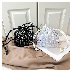 Détail de sacs seaux à paillettes avec cordon en noir et blanc iridescent élégant