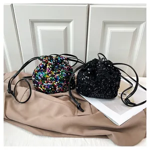 Détail de sacs seaux à paillettes noir et coloré avec fermeture à cordon serrage