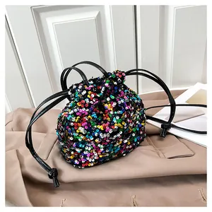 Détail du sac seau à paillettes colorées avec cordon de serrage et fine lanière
