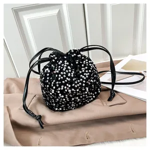 Détail des paillettes argentées scintillantes et du cordon de serrage du sac seau