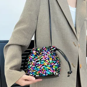 Sac seau à paillettes tendance avec motifs colorés et fermeture à cordon pour femmes
