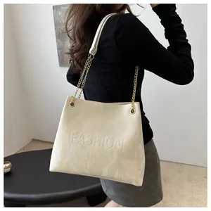 Détail du sac cabas crème avec texture plissée et lettrage FASHION en relief 3D