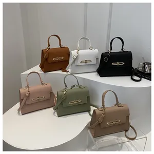 Détail de sacs Kelly élégants en six couleurs avec des boucles en métal doré raffinées