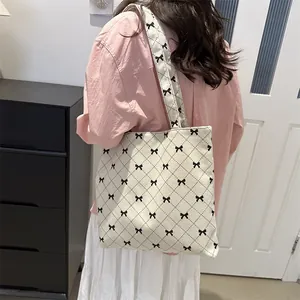 Sac fourre-tout en toile minimaliste avec motif de losanges noirs et nœuds imprimés