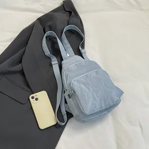 Süße hellblaue gesteppte Brusttasche für Damen mit verstellbarem Gurt und Doppelreißverschluss