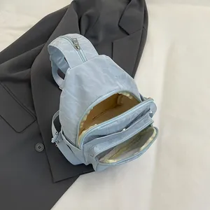 Hellblaue plissierte Mini-Brusttasche mit mehrlagigen Reißverschlussfächern für Damen