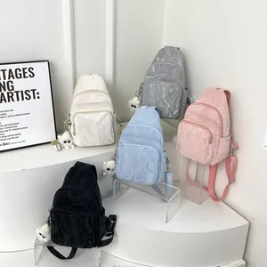 Mini gefaltete Crossbody Brusttaschen für Damen in fünf Farben mit Plüschanhänger