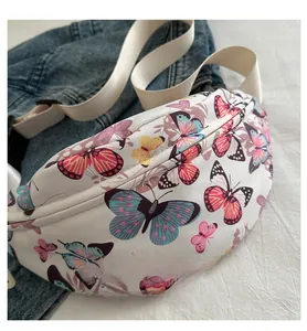 Détail de l'imprimé papillon sur le sac bandoulière avec sangle en nylon et boucle noire