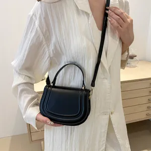 Borsa a sella minimalista in pelle nera con manico e tracolla regolabile