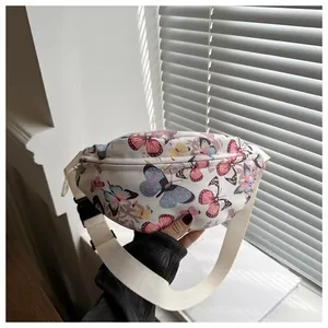 Détail du sac banane blanc avec motifs papillons colorés et sangle blanche ajustable