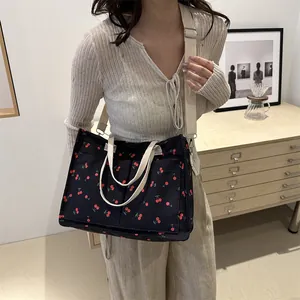 Grande borsa tote in tela nera con stampa ciliegia e tracolla regolabile