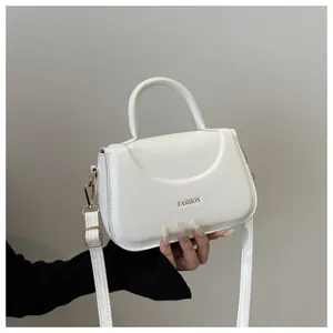 Dettaglio della borsa bianca in pelle PU con manico tondo e scritta dorata FASHION