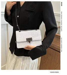 Détail du sac blanc en cuir embossé crocodile avec chaîne argentée et fermoir métal
