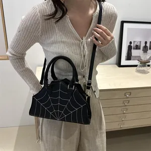 Gothic Tragetasche in Schwarz mit weißem Spinnennetz-Stickerei und goldfarbenen Details