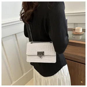 Gros plan détaillé du sac bandoulière blanc à motif pierre avec chaîne et fermoir doré
