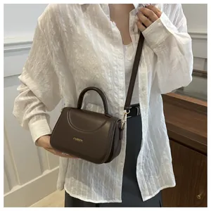 Dettaglio della borsa in pelle testa di moro con logo FASHION dorato e finiture
