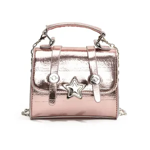 Bolso de mano rosa metalizado con estrella plateada y correa de cadena para mujer