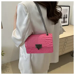 Petit sac carré rose vif à relief crocodile et bandoulière en chaîne métal