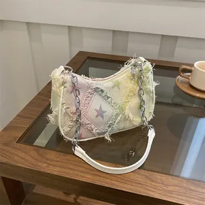 Sac bandoulière en denim à motif d'étoiles, bords effilochés et grosse chaîne argentée