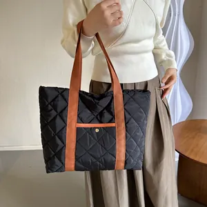 Grand sac cabas matelassé noir avec anses orange et design léger pour femmes
