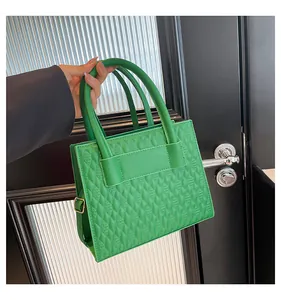 Détail du sac à main vert vif présentant des textures gaufrées en losanges de luxe