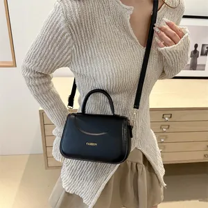 Borsa a tracolla nera classica con scritta FASHION dorata e manico superiore