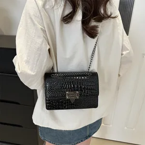 Sac carré bandoulière noir motif crocodile avec chaîne et fermoir métallique pour femme