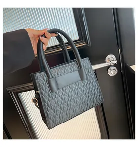 Gros plan détaillé du gaufrage 3D en forme de gouttes sur le sac à main en cuir noir