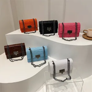 Sac à bandoulière français à motif pierre en six couleurs avec boucle métallique chic