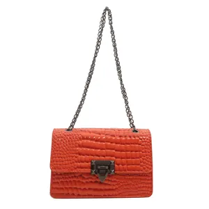Sac bandoulière rouge avec gaufrage crocodile, chaîne en métal et fermoir rotatif