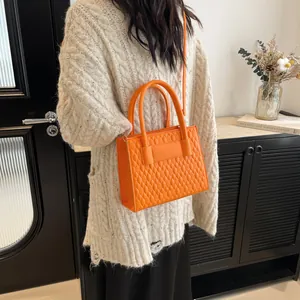Sac à main orange vif en similicuir matelassé avec motif losanges et bandoulière amovible