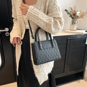 Sac à main en cuir gaufré noir minimaliste avec poignées et bandoulière réglable