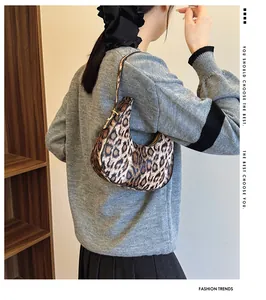 Détail de la texture léopard sur un sac à bandoulière hobo en forme de croissant