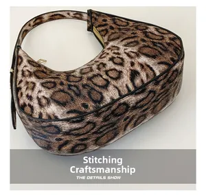 Détails de couture de précision sur le sac hobo en similicuir à imprimé léopard