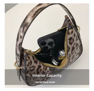 Capacité interne du sac croissant léopard montrant le rangement du téléphone