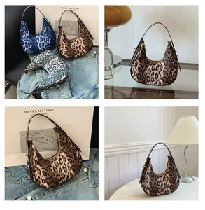 Détails des sacs à bandoulière en croissant à motif léopard en plusieurs coloris tendance