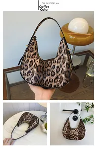 Trois vues du sac hobo à motif léopard café avec détails métalliques dorés réglables