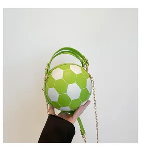 Dettaglio borsa a mano da calcio verde e bianca con catena dorata e doppi manici