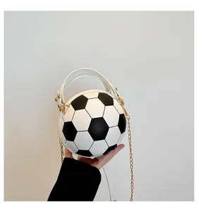 Dettaglio della borsa creativa a forma di pallone da calcio con catena dorata e pannelli