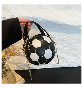 Dettaglio della borsa a mano a forma di pallone con trama in pelle litchi di alta qualità