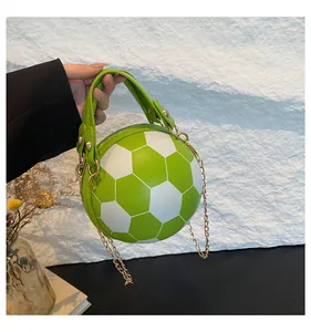 Dettaglio borsa calcio verde e bianca con catena dorata e trama in pelle litchi