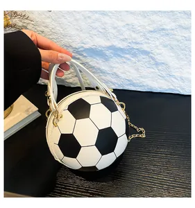 Dettaglio della borsa a forma di calcio con pannelli in pelle bianca e nera e catena d'oro